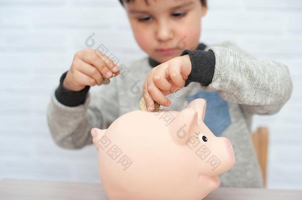 男孩和猪猪gy银行.童年,钱,投资和幸福的