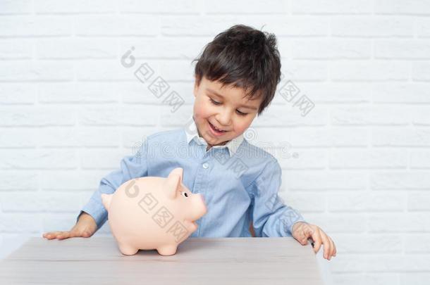 男孩和猪猪gy银行.童年,钱,投资和幸福的
