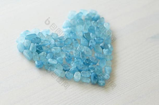 海蓝宝石是（be的三单形式蓝色.蓝色心.自然的石头是（be的三单形式蓝色海蓝宝石