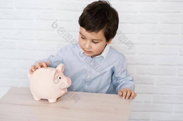 男孩和<strong>猪猪</strong>gy银行.童年,钱,投资和幸福的