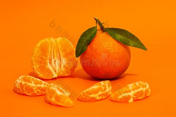 柑橘去皮的和和皮和叶子为拍照采用工作室我