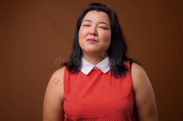 美丽的超重的亚洲人女人令人轻松的和眼睛关闭着的