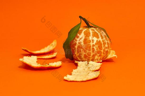 一柑橘去皮的关于它的皮但是和叶子为拍照采用student学生