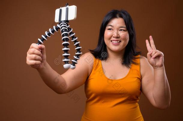 美丽的超重的亚洲人女人登录和可移动的电话