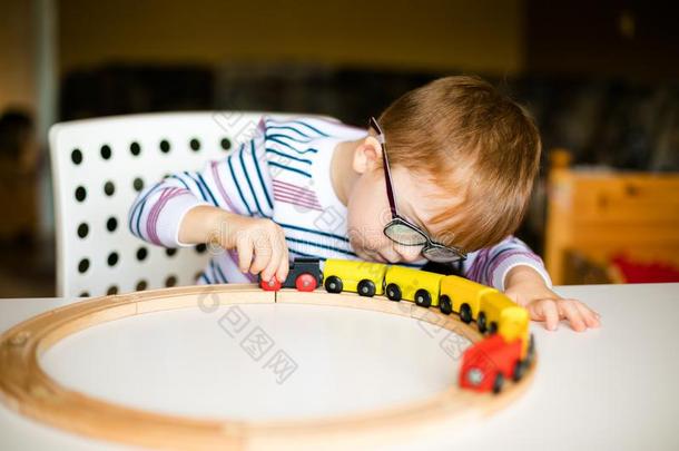 小的男孩采用指已提到的人眼镜和综合征黎明play采用g和木制的