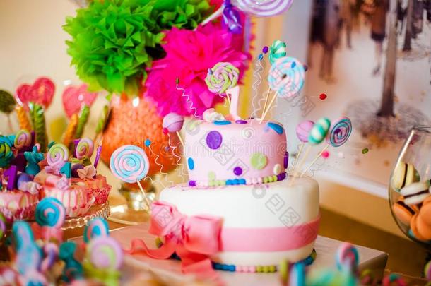 第一生日粉红色的蛋糕和棒棒糖和num.一c和le为一小部分