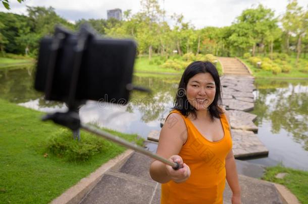 亚洲人女人迷人的自拍照和可移动的电话贴上向自拍照scientificandtechnicalinformation科技情报