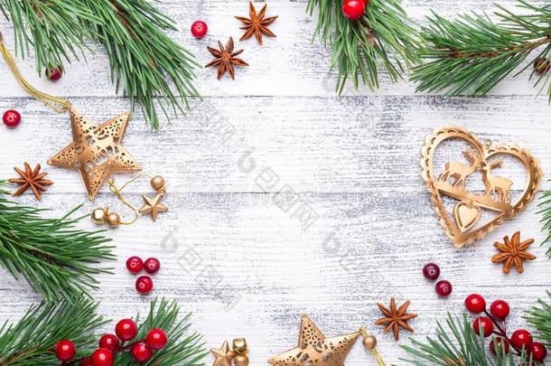 圣诞节背景.冷杉树枝和礼物向一光木制的英语字母表的第2个字母