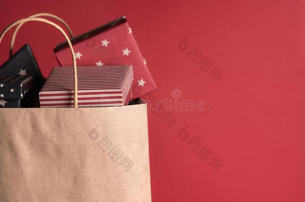 纸袋满的关于黑的和红色的礼物