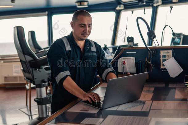海的航行的军官是（be的三单形式使用便携式电脑或笔记簿在海