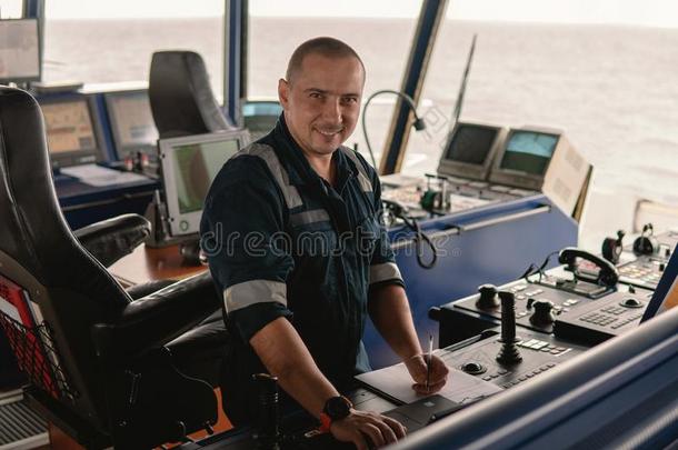 海的航行的军官是（be的三单形式使用便携式电脑或笔记簿在海