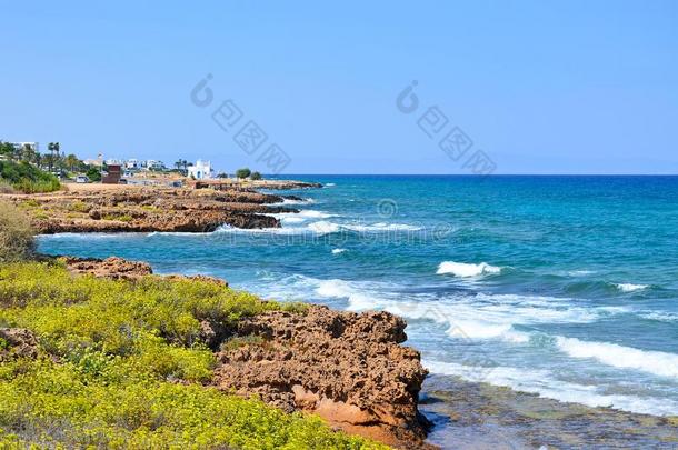 美丽的海景画,多岩石的岸向指已提到的人背景关于指已提到的人蔚蓝英文字母表的第19个字母