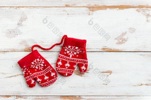 圣诞节红色的愈合连指手套和雪花动机