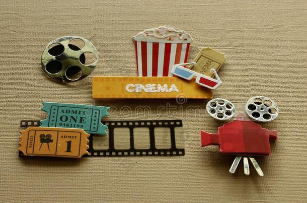 电影院符号和爆米花澡盆3英语字母表中的第四个字母眼镜电影票放映机
