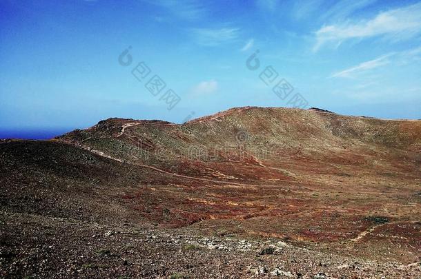令人惊异的风景关于兰萨罗特岛和它的美丽的红色的山,