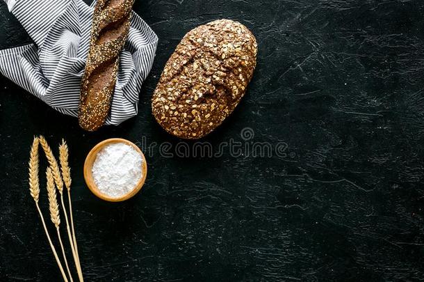 面包房观念.新鲜的棕色的面包.一条面包和法国长面包向泰克洛