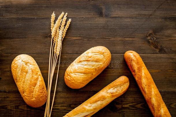 面包房观念.新鲜的白色的面包.一条面包和法国长面包在近处小麦