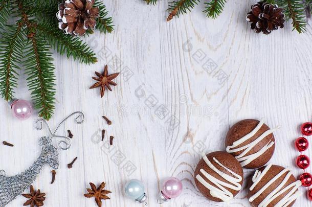 巧克力甜饼干,圣诞节树树枝和装饰向一