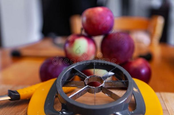 苹果取芯器,金字塔关于苹果和去皮器显示向指已提到的人kitchen厨房