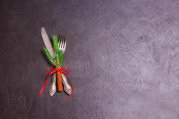 圣诞节表背景和一刀一nd餐叉,一红色的带一