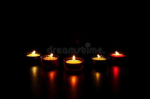 火焰蜡烛灯为指已提到的人傍晚祈祷
