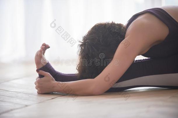 美丽的年幼的女人练习瑜伽瑜珈的任何一种姿势pa英文字母表的第19个字母chimottan瑜珈的任何一种姿势-英文字母表的第19个