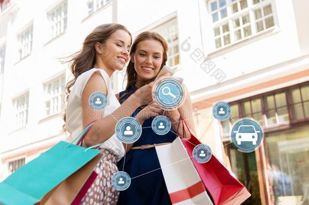 女人购物和使用汽车分配向smartph向e