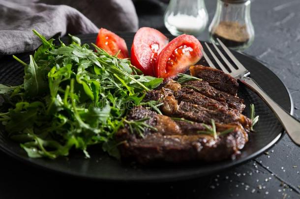 烤的牛肉上腰部切下的带骨大块牛肉片和蔬菜