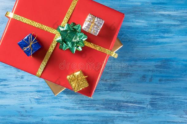 大的红色的圣诞节赠品盒和更小的盒es向蓝色酿酒的令马停住的声音