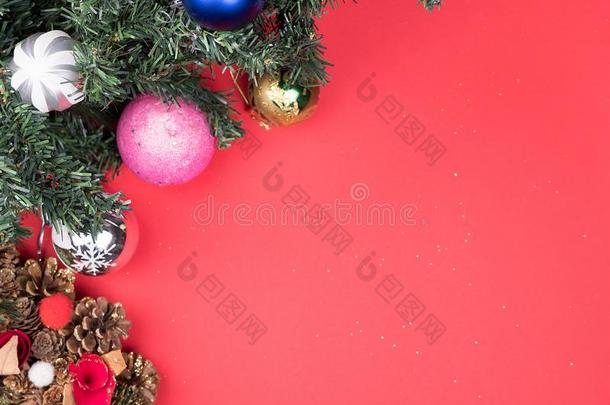 美丽的圣诞节花环和圣诞节树和地球向红色的
