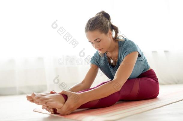 女人<strong>做瑜伽</strong>练习在工作室