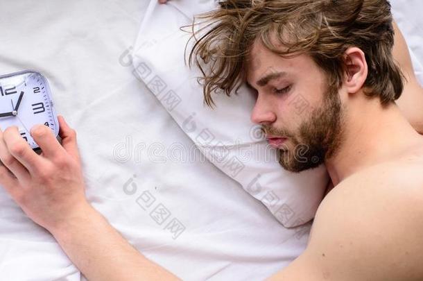 男人未刮过脸的欲睡的面容放置枕头惊恐钟顶看法.概述