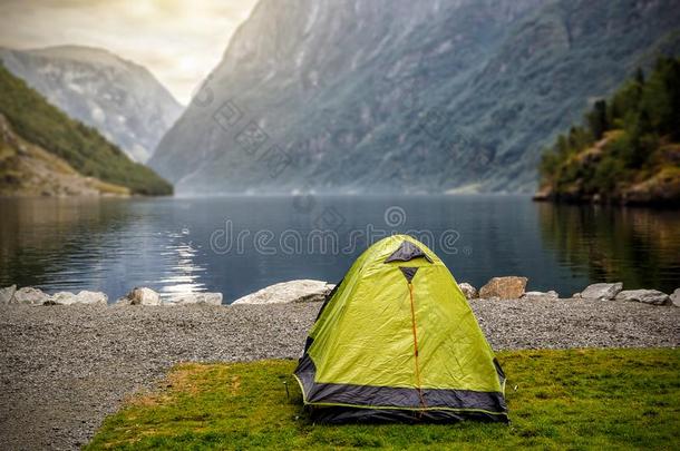 挪威人峡湾风景和野营帐篷.挪威冒险活动