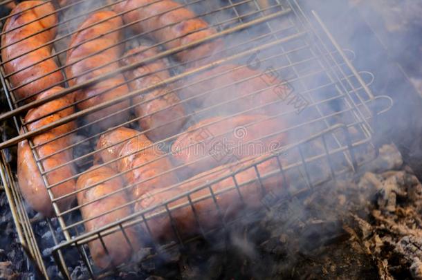 烧烤腊肠向烤架烧烤.barbecue吃烤烧肉的野餐采用指已提到的人秋森林.英语字母表的第3个字母