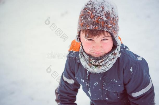 冬肖像关于男孩,在<strong>户外</strong>在的时候<strong>下</strong>雪.积极的<strong>户外</strong>的