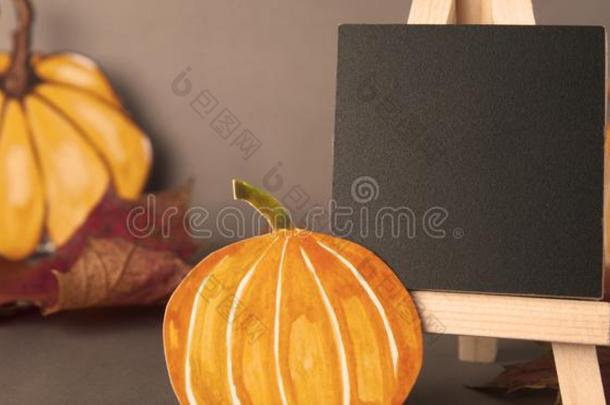 秋,万圣节前夕南瓜和袖珍型的东西黑板黑板和妈