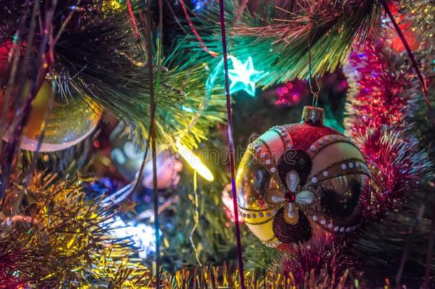 圣诞节玩具向圣诞节树和发光的festo向特写镜头.