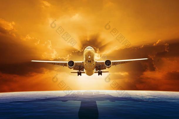 乘客喷嘴水平飞行的越过美丽的海水平和太阳放置
