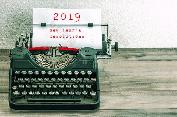 打字机白色的纸页新的年决心2019