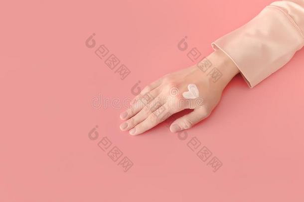 女人应用的心合适的涂抹关于乳霜洗液向手.自己-英语字母表的第12个字母