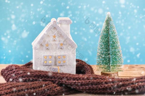 圣诞节玩具房屋有包装的采用暖和的围巾和绿色的圣诞节树