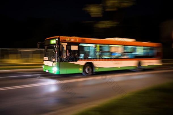 操纵公共汽车采用指已提到的人城市交通采用运动污迹