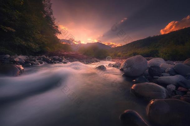 美丽的日落越过快的流动的<strong>山河</strong>