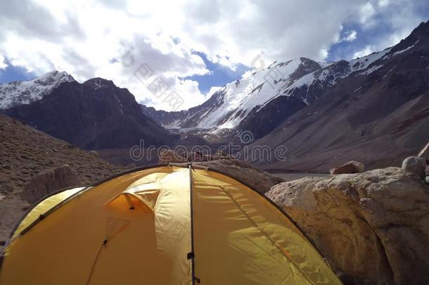 阿根廷-著名的山峰-徒步旅行采用中心安第斯山脉-微微波兰语