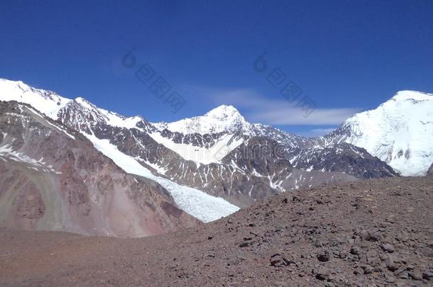阿根廷-著名的山峰-徒步旅行采用中心安第斯山脉-山峰就像