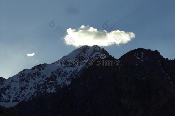 阿根廷-著名的山峰-徒步旅行采用中心安第斯山脉-山峰就像