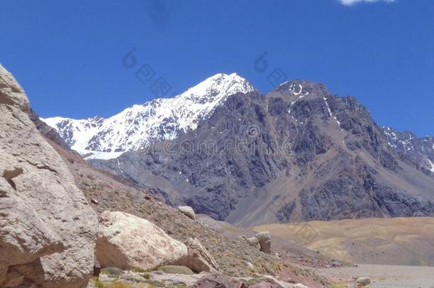 阿根廷-著名的山峰-徒步旅行采用中心安第斯山脉-山峰就像