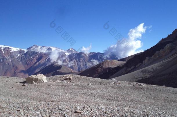 阿根廷-著名的山峰-徒步旅行采用中心安第斯山脉-山峰就像