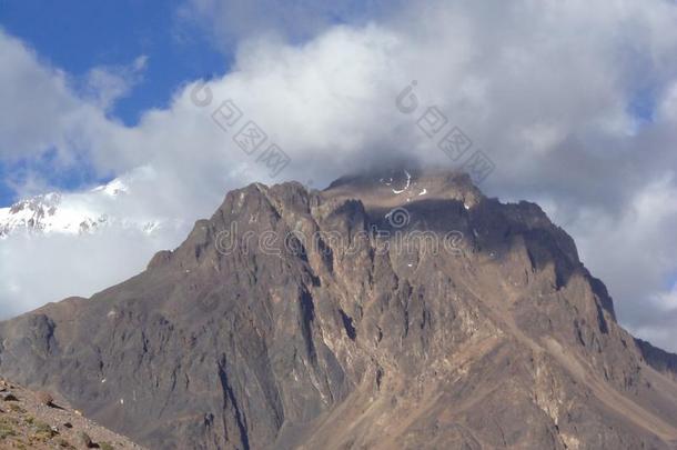 阿根廷-著名的山峰-徒步旅行采用中心安第斯山脉-山峰就像