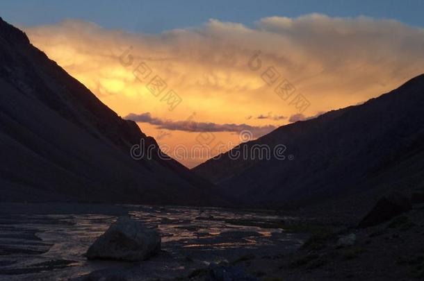 阿根廷-著名的山峰-徒步旅行采用中心安第斯山脉-山峰就像